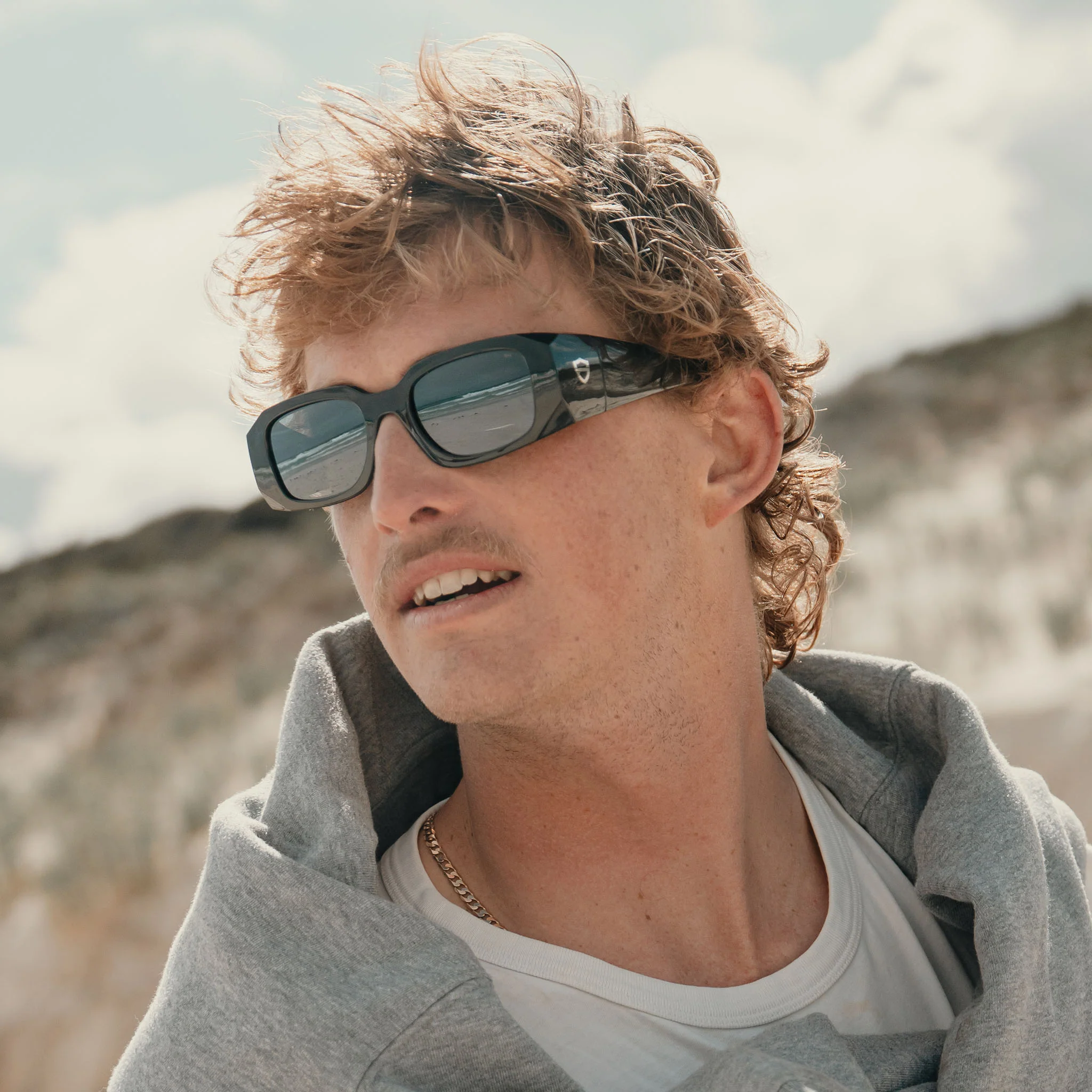 Auras Black Frame Grey Polarised Lens - Image 5